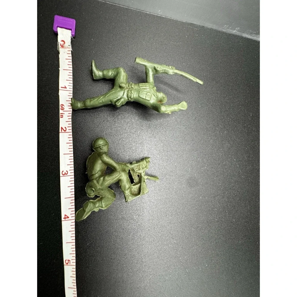 Vintage Green Plastic Army‎ Men - Set Of 12 Men And 1 Gurney 1950-60s